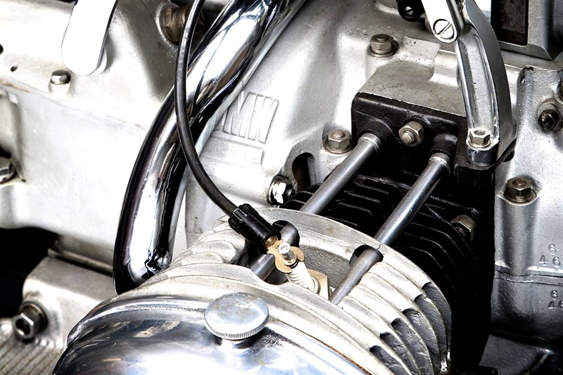 Старинный мотоцикл BMW R16 1931