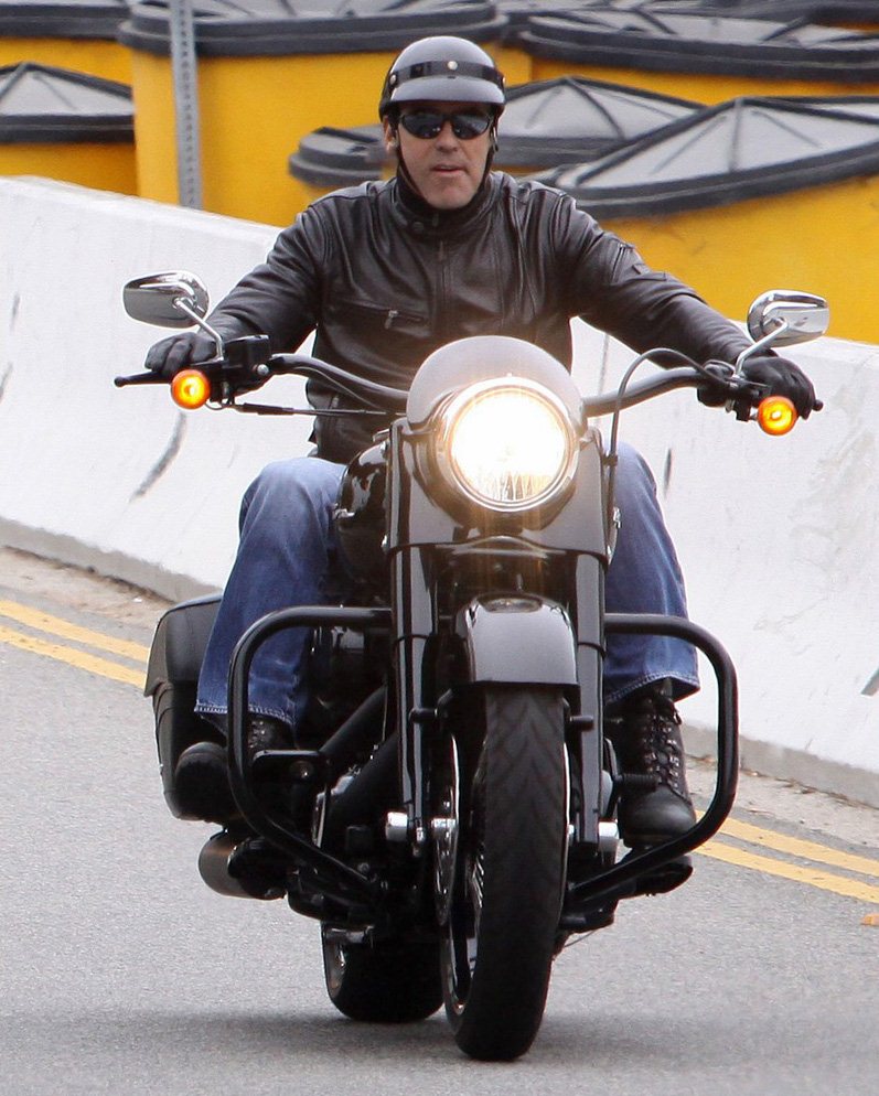Мотоциклист Джордж Клуни