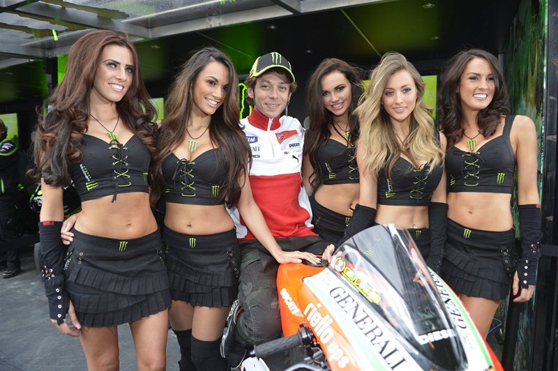 Девушки четвёртого этапа MotoGP в Ле-Мане